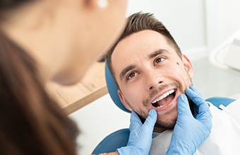 Choosing Between Dental Implants & Dentures